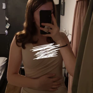 Rosa klänning, Nelly, strl S - Rosa / champagne v-ringad festklänning från Nelly. Använder inte. För info/mer bilder, DM. 