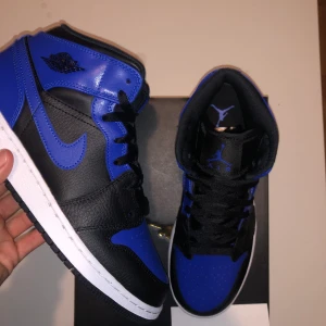 Jordan 1 Mid Royal - Jordan 1 Mid royal. Sjukt snygga snekars till både tjejer och killar. Dom är dswt (oanvända) och all of finns med (kvitto, papper, box osv) Jag har storlekarna 40 två stycken, ett par 39 och ett par 38. Såklart är allt äkta och kvitto medkommer. Möts i Stockholm och fraktar men köparen står för frakt.