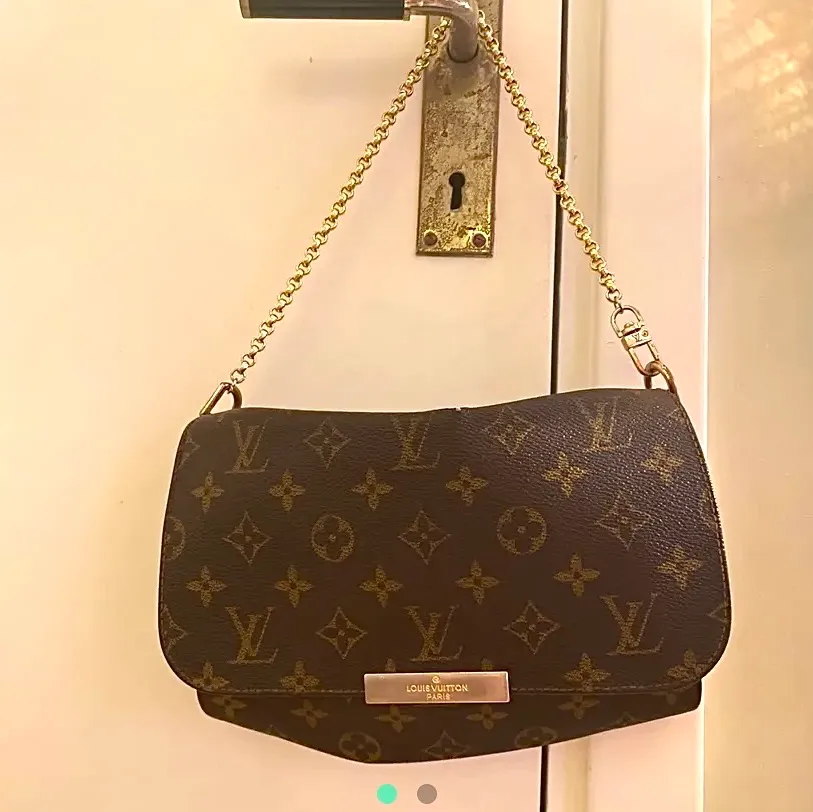 En Louis Vuitton handväska som är köpt second-hand. Det är osäkert om den är äkta eller inte. Varan har inga defekter förutom slitet tyg inuti. Köp redan nu för fast pris  och läs mina villkor innan köp!! 🧚🏼💓🧚🏼💓. Väskor.