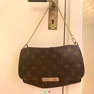 En Louis Vuitton handväska som är köpt second-hand. Det är osäkert om den är äkta eller inte. Varan har inga defekter förutom slitet tyg inuti. Köp redan nu för fast pris  och läs mina villkor innan köp!! 🧚🏼💓🧚🏼💓