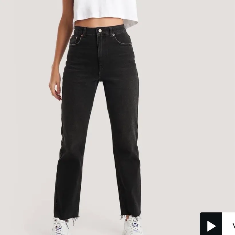 Säljer dessa snygga NA-KD jeans, då jag har liknande så använder inte dessa längre, använda men i bra skick, skriv för fler bilder 💕👍🏼🥳🥰😘. Jeans & Byxor.