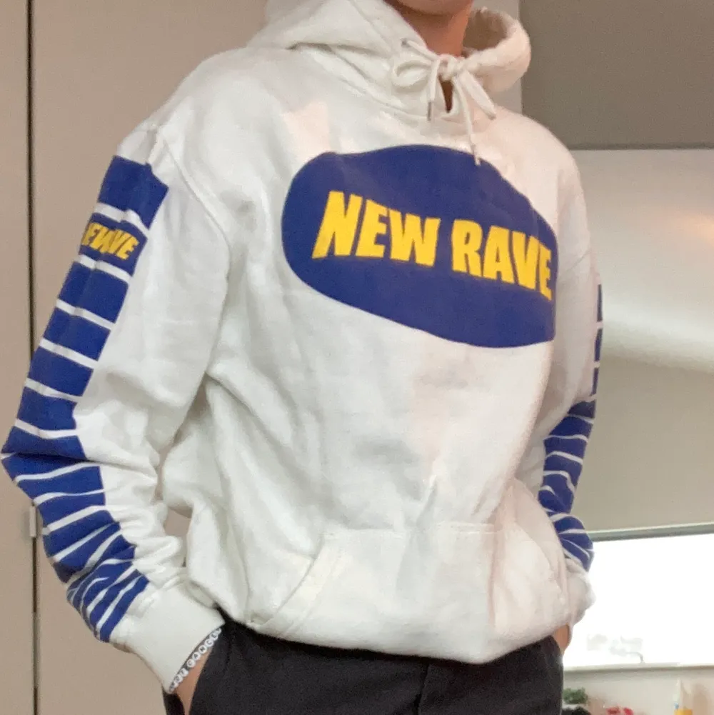 Vit hoodie med gul & blått ”new rave” tryck ! Bra skick och snygg fit ! pris ej inklusive frakt! Kan mötas upp i Höllviken eller malmö. Hoodies.