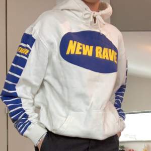 Vit hoodie med gul & blått ”new rave” tryck ! Bra skick och snygg fit ! pris ej inklusive frakt! Kan mötas upp i Höllviken eller malmö