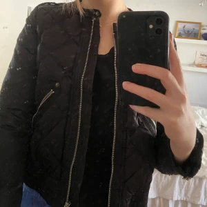 Odd Molly jacka - Skön Odd Molly jacka som tyvärr inte kommer till använding längre. Är som S i storlek. Obs. frakt ingår inte i priset.