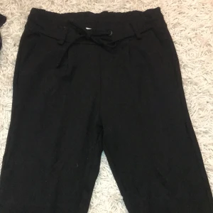 Kostym/mjukis byxor - Ett par finare mjukisbyxor. Lite som kostymbyxor. Använda 2 gånger kanske. Fint skick