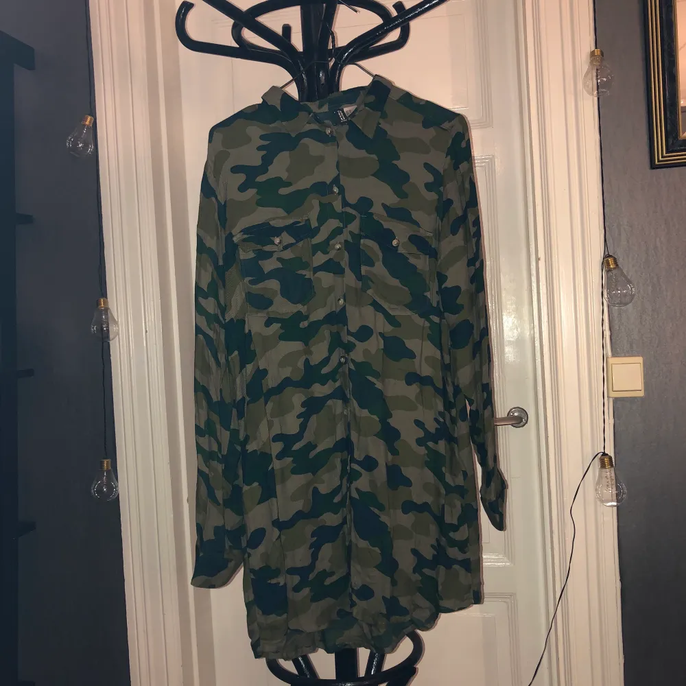 Skjorta i camouflage, använde som klänning förr men funderade på att klippa av den men säljer den nu ist! . Skjortor.