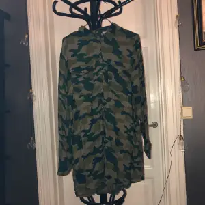 Skjorta i camouflage, använde som klänning förr men funderade på att klippa av den men säljer den nu ist! 