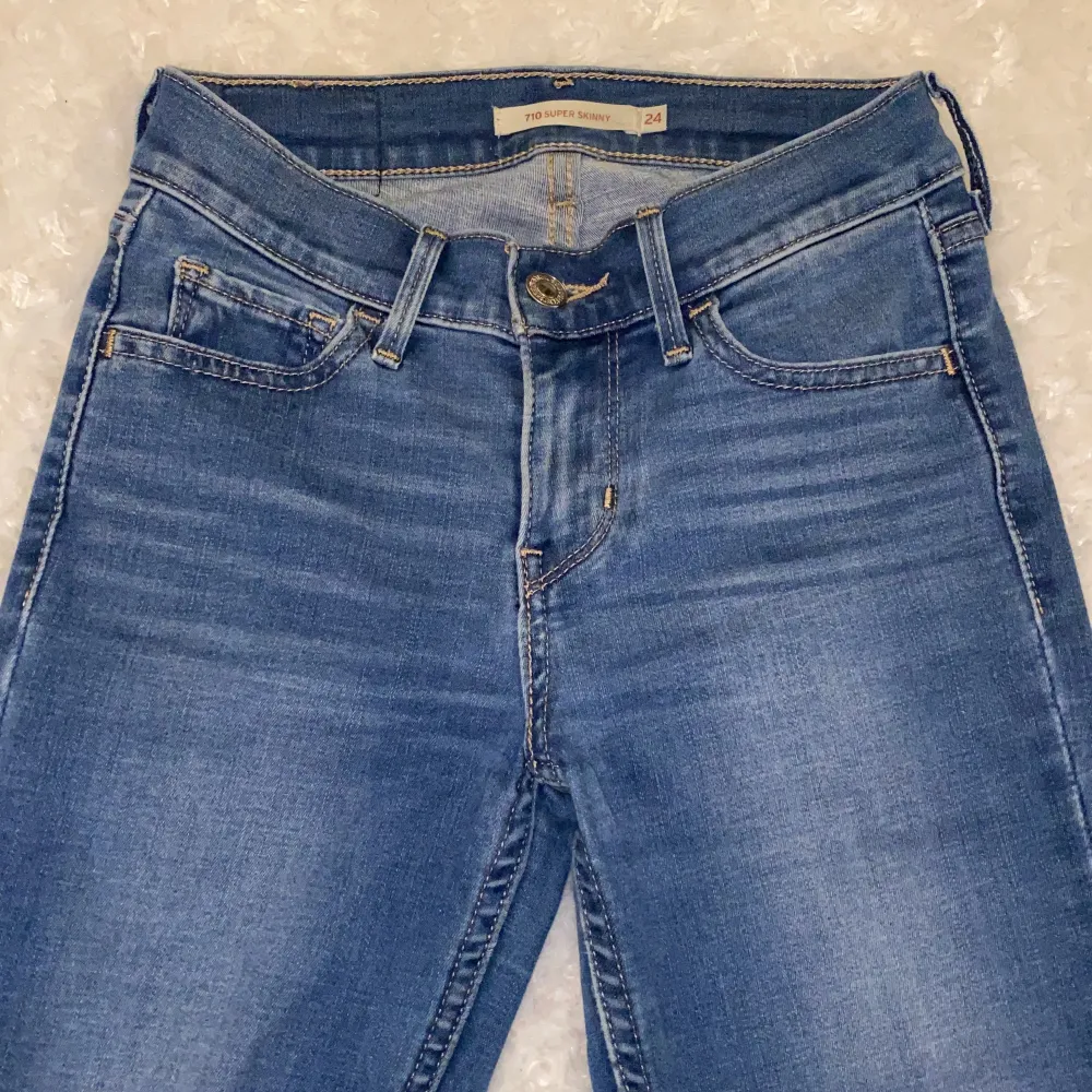 Tighta lågmidjade jeans från Levis i storlek W.24 ❤️ 710 Super Skinny 👖 Supersköna och stretchiga! Jeansen är i mycket fint skick och är sparsamt använda, säljer då jag inte kan ha dem längre. Samfraktar gärna med andra plagg och betalning sker via Swish <33. Jeans & Byxor.