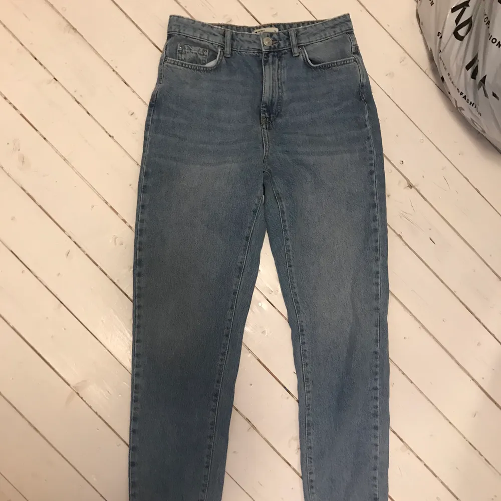 säljer ett par snygga jeans ifrån Gina i stl 36, säljer för 120 plus frakt men pris kan diskuteras!  . Jeans & Byxor.
