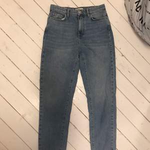 säljer ett par snygga jeans ifrån Gina i stl 36, säljer för 120 plus frakt men pris kan diskuteras!  