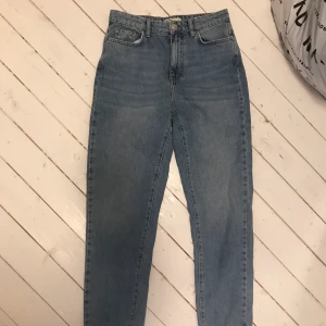 fina jeans ifrån fina stl 36 - säljer ett par snygga jeans ifrån Gina i stl 36, säljer för 120 plus frakt men pris kan diskuteras!  