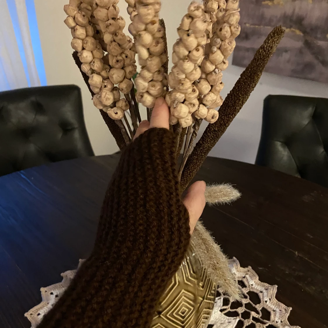 Handstickade torgvantar och halsduk  - 90