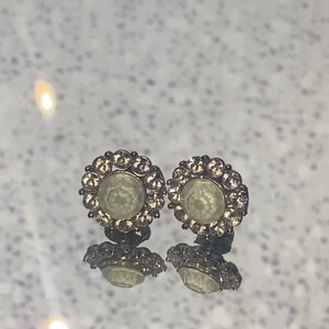 lily & rose örhängen - Superfina silverörhängen med ljusblå/mintgrön sten i mitten. Endast använda fåtal gånger 💕