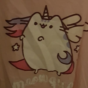 💗Pusheen tröja💗 - En super gullig Rosa pusheen tråka som bara legat längst bak i min garderob i 3 månader.