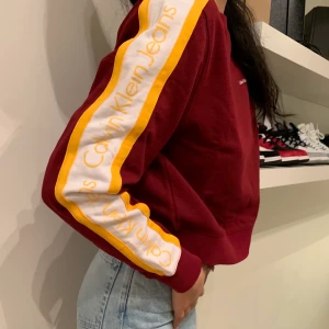 Calvin Klein Tjocktröja - Mycket bra skick, färgglad tröja, har för mig att den inte säljs längre✨