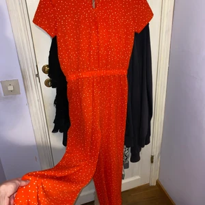 Röd sommar byxdress - Snygg röd & vit sommar byxdress lite genomskinlig fint skick, perfekt till sommaren! Storlek XS. Är lite grann noppig vid högra höft kanten men knappt något som syns. DM för intresse ❤️