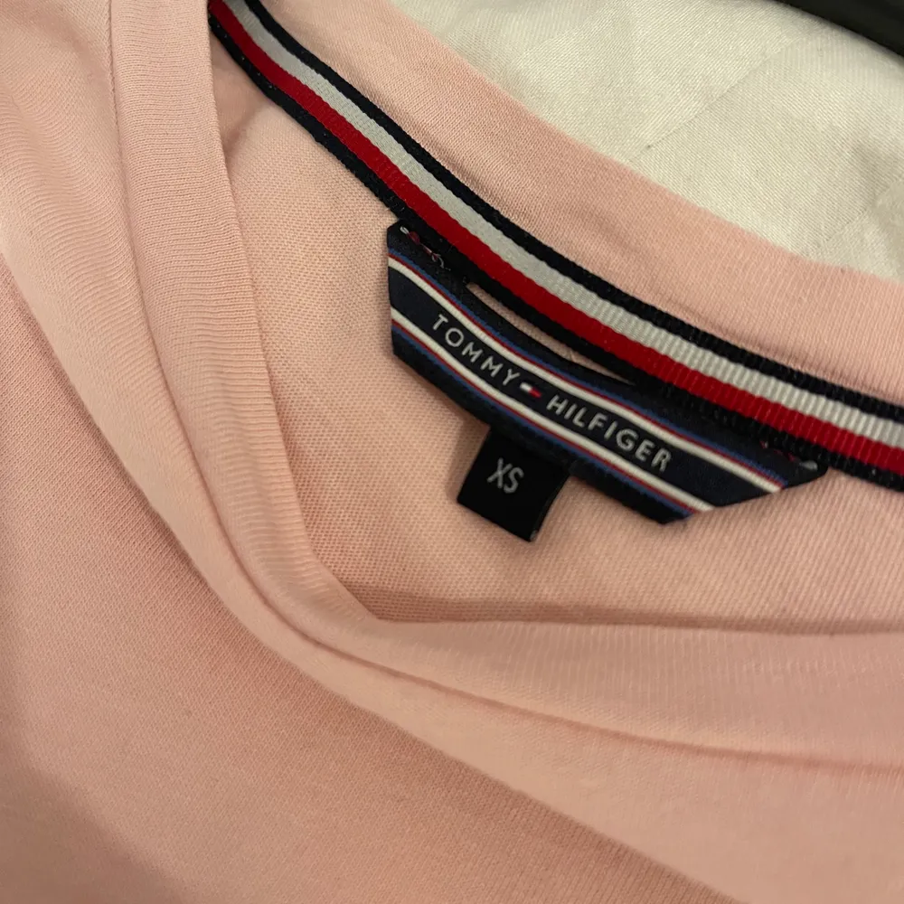 Säljer denna T-shirt från Tommy Hilfiger! Sparsamt använd 🤍 storlek XS men sitter bra på mig som är en S 💕 säljer för 100kr eller bud!. T-shirts.