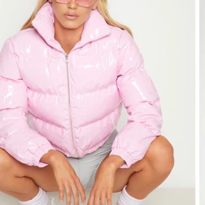 Puffer jacka  - Rosa pufferjacka , är i bra skick. Säljer den då den är för liten.  