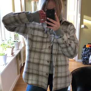 Jacka  - Skjortjacka från H&m som använts sparsamt därför säljer jag den! Men den är väldigt snygg, speciellt till beiga ljusa färger!❤️