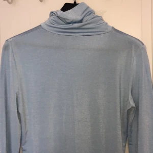 Glansig Polo🦈topp - Denna polo har ett så fint glans! 95% polyester, 5% elastan. 🦈🐋