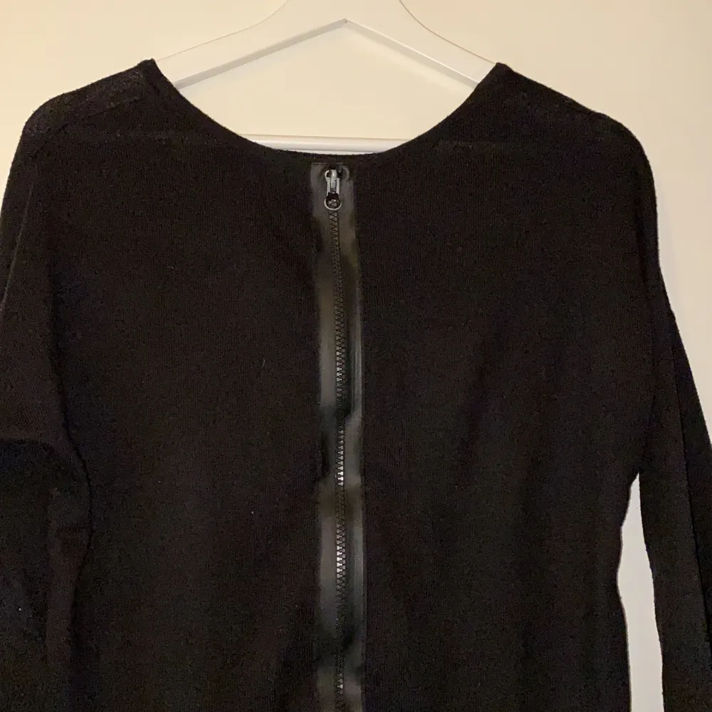 Hej 👋🏼 säljer en skönt svart kofta som jag använd den ett par gånger och nu ligger den bara i min garderob. Kedja känns inte. Storleken passar på både M och S. Lägsta bud: 40. Tröjor & Koftor.