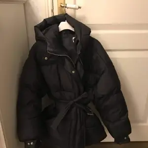 Säljer min söt: trending och stylig puffer jacka som är  utsåld. I mycket bra skick .och passar 34_38.Säljar den eftersom jag vill prova annan stil. Finns fler bilder.