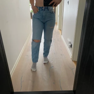 Jeans  - Säljer dessa supersnygga jeans från zara. sparsamt använda och få gånger