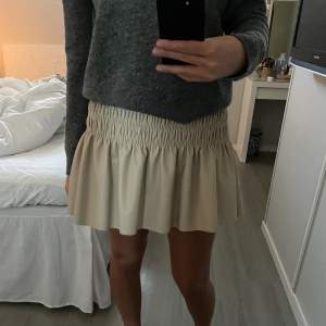 Bech kjol från Gina storlek M använd två gånger💕 frakten är 60kr 