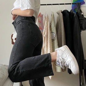 Högmidjade jeans! - Högmidjade jeans från Gina Tricot! Använd endel men i väldigt bra skick 💜 frakt tillkommer! (jag har vanligtvis strl S/36)