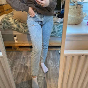 Mom jeans - Mom jeans från nakd aldrig använda! Nypris: 5-600kr storlek 38 men passar även en 36
