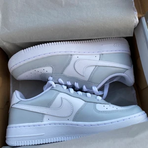 Air force customs  - Jag säljer egendesignade af1.                                             Alla storlekar och designer är möjliga! Bilderna är till för inspiration, du får såklart designa din helt egen sko.             Om du vill beställa ett par efter din smak och tycke är det bara att skriva till mig här på plick eller på min instagram som ni hittar längre ned.  Jag ser till att skräddarsy skon efter dig. Pris varierar beroende på storlek och design.                                                    Instagram: @pastel.customs   🍬👟