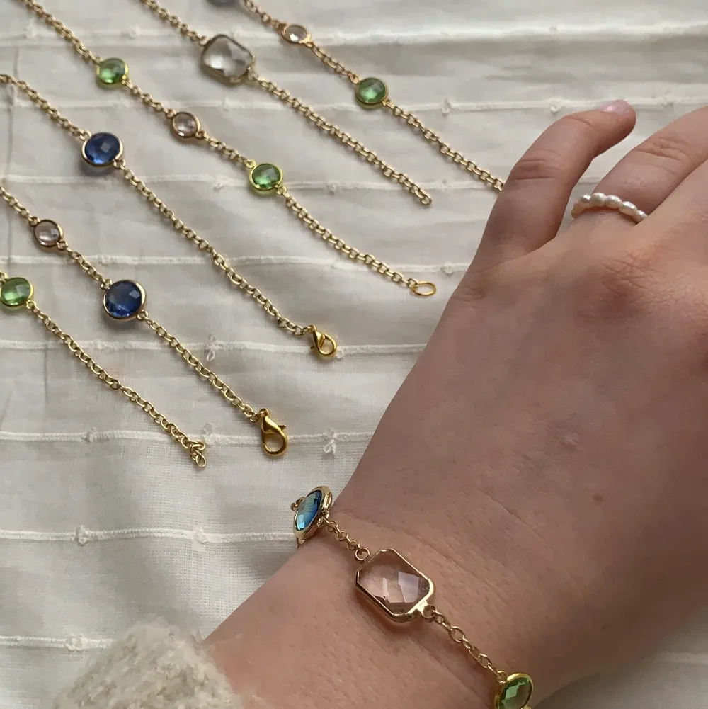Kolla in mer på @aliceruthjewelry på Instagram!🥰🥰 Gör dessa på beställning! Mönster går att önska! Även storleken är justerbar. 99kr styck!. Accessoarer.
