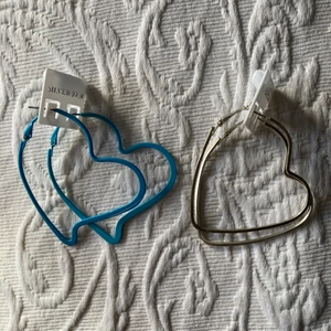 Superfina örhängen  - Säljer dessa supergulliga örhängen med y2k vibes. Ingen av dom är använda. Frakt tillkommer på pris💓