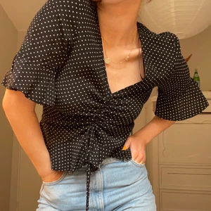 Prickig blus - Prickig blus i svart/vit.