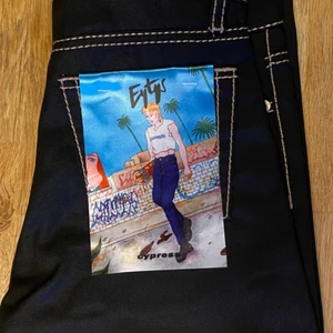 Ett par snygga bootcut eytys jeans. - (Tillbaka till försäljning!!) Köpta för 2000. Säljer för 900. Bootcut, svarta. Passar storlek M/38 möjligtvis S om du vill att dom ska sitta lite lösare. 