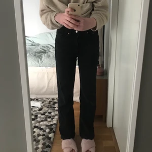 Weekday Jeans - Svarta Weekday jeans. MODELL: Rowe. Perfekt lite lösare passform. Jättesnygg tvätt! Storlek 28/32. Skulle säga passar 36/38! 