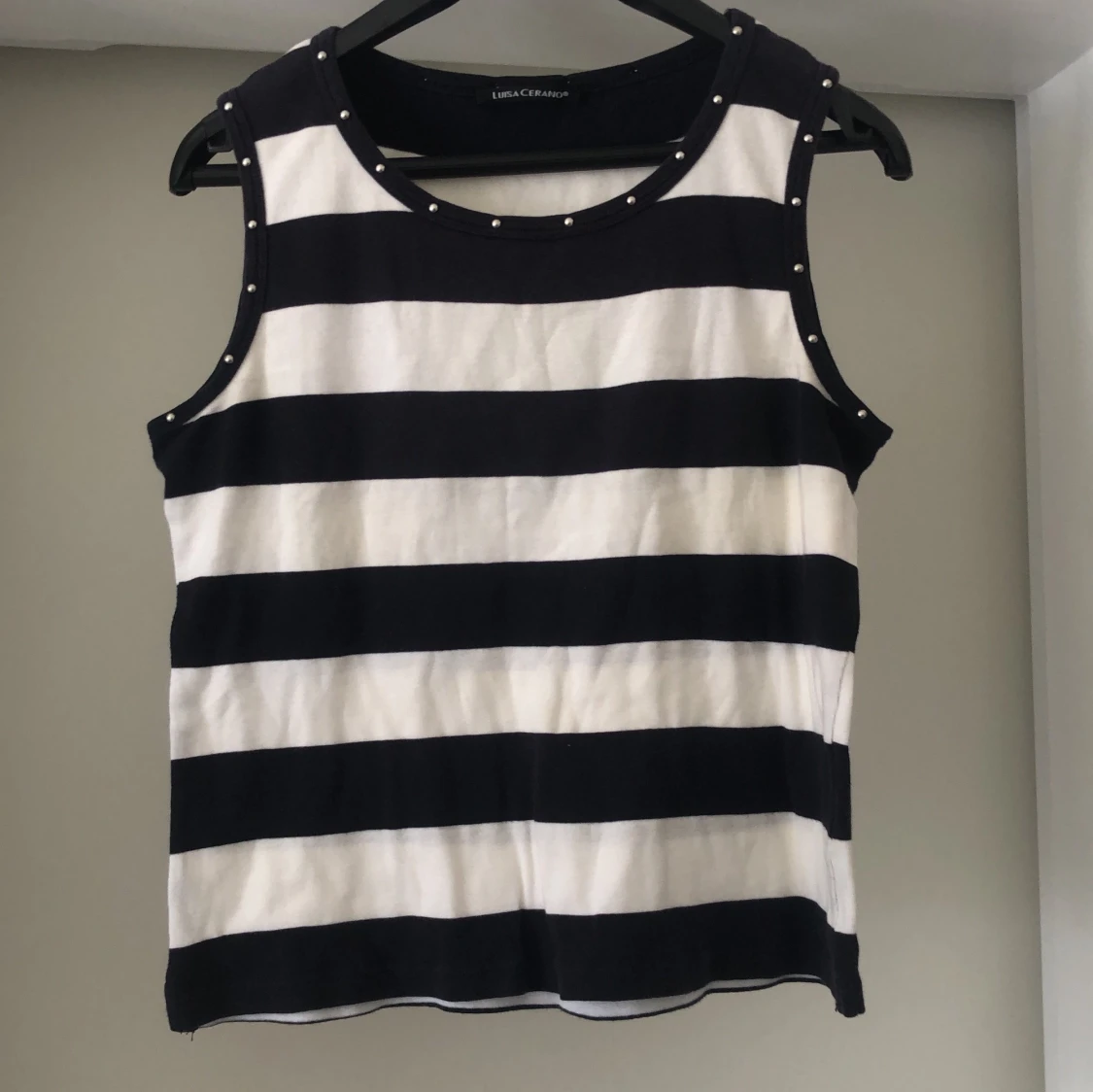 Randigt linne med nitar 