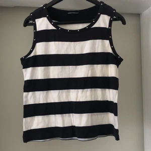 Randigt linne med nitar  - Jättefint linne! 