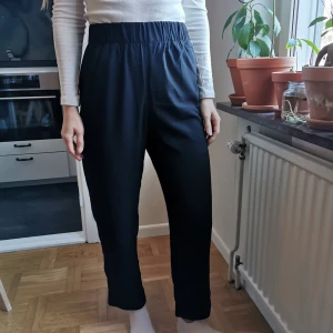 Chiffongbyxor från Monki  - Snygga enkla byxor från Monki som tyvärr aldrig har kommit till användning. Går att styla på många olika sätt! Kan mötas i Gbg eller frakta (50kr)