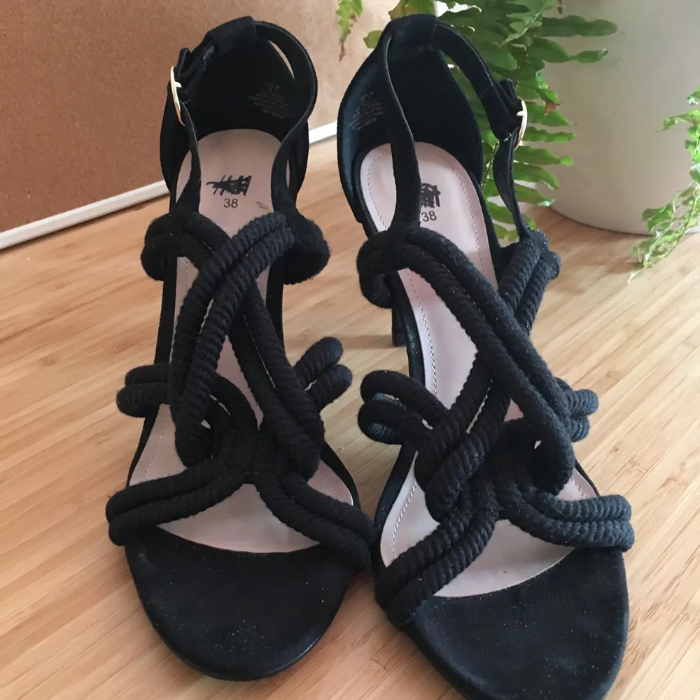 H&m black sandals. New, unworn. Size 38 They have little damage to the inner sole which is by no means visible when worn. Heel is a perfect size to be worn without discomfort.  Pick up available in Kungsholmen  Please check out my other items! :) . Skor.