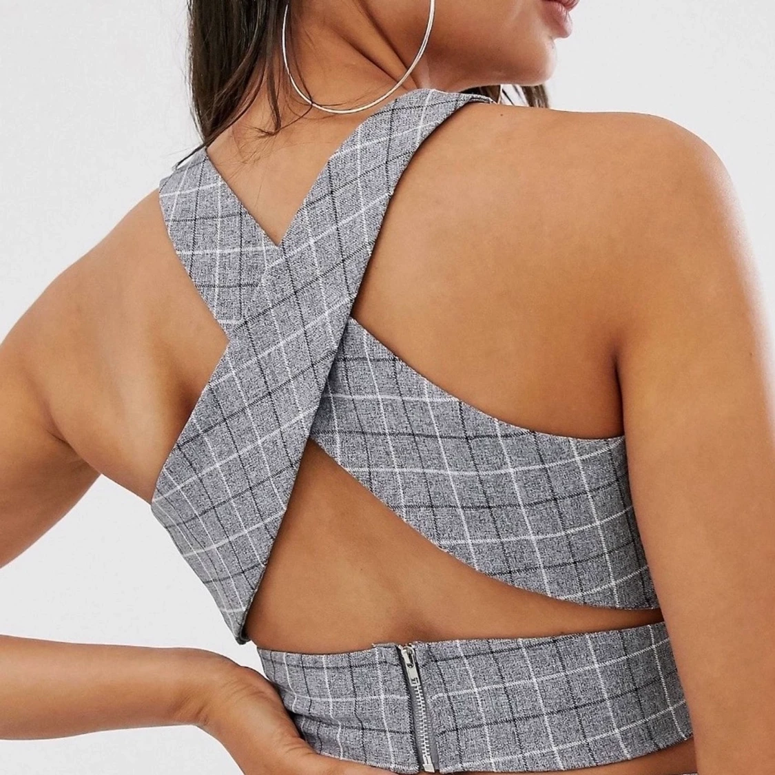 Grårutig croptop med korsad rygg - 91