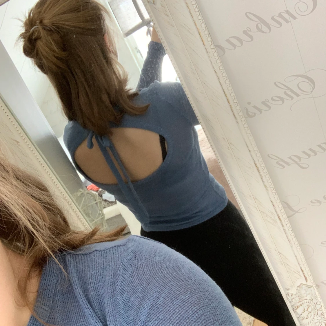 Fin blå tröja med öppen rygg - 90