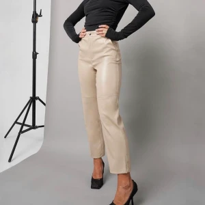 Hanna Schönberg x NA-KD - Säljer skinnbyxor (fake) från Hanna Schönberg x NA-KD. Aldrig använda. Storlek 38