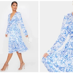 Blå porslinstryck långärmad veckad midiklänning - Jätte fin sommar klänning som skulle passa utmärkt för att ha utomlands. Helt oanvänd eftersom jag inte fick på mig den, den är i storlek XS men jag behövde S. Lappen är fortfarande på och plagget är en Blå porslinstryck långärmad veckad Midi klänning. 100% polyester. Du bestämmer om du vill att frakten skall vara med frimärken vilket är billigare, eller spåbart så både du och jag kan spåra paketet ifall den kommer bort och kan få pengar tillbaka och det kostar 66 kr med postnord 