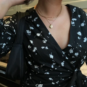 Blommig knytblus - Blommig blus från Carin Wester. 😍 går att ha med v-ringningen i ryggen också!