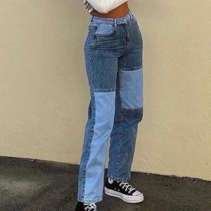 Trendiga blåa jeans! - INTRESSEKOLL. Första bilden är lånad! Säljer dessa as snygga jeans. De är inte använda, helt nya. Köpte de för 679kr. Säljer de/börjar budningen på 300kr, buda på! Skriv till mig om du har några frågor! :) Kolla gärna in mina andra plagg jag säljer. SÅLDA