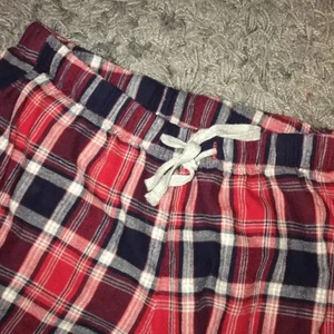 Pyjamassett  - Säljer detta pyjamas sätt då jag inte får någon användning för det. Frakten står köparen för❤️ skjortan är i storlek s och byxorna ca men skulle säga att båda är som s. Fick i julklapp och har använt 2 gånger❤️ Köpt på hm❤️ Skriv pris privat minst 100 kr🍓♥️