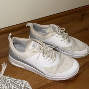 Nike skor - Egentligen bara använda på gymmet, skulle kunna tvätta dem men tänker att den som vill köpa dem får göra de valet själv. Storlek 37.5. Väl använda men i gott skick. Kan skickas men köparen står för frakten. 