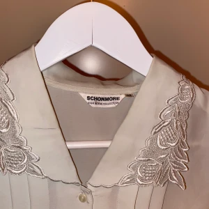 Vintage blus  - Världens finaste blus köpt i Oslo på en vintage butik! den va ganska dyr men säljer för billigare 🥰