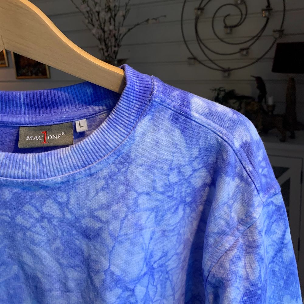 Hej alla! Jag är med i ett uf företag där vi gör Tie Dye Sweatshirts, kika gärna in vår instagram där ni kan beställa via DM💙 Tröjorna kostar 299kr/st och är gjorda på 100% bomull! Finns i färgerna: Rött, Blått, Lila, Mörkgrön och Ljusgul💛 💙 @urbantiedyeuf på instagram!! 💙. Huvtröjor & Träningströjor.